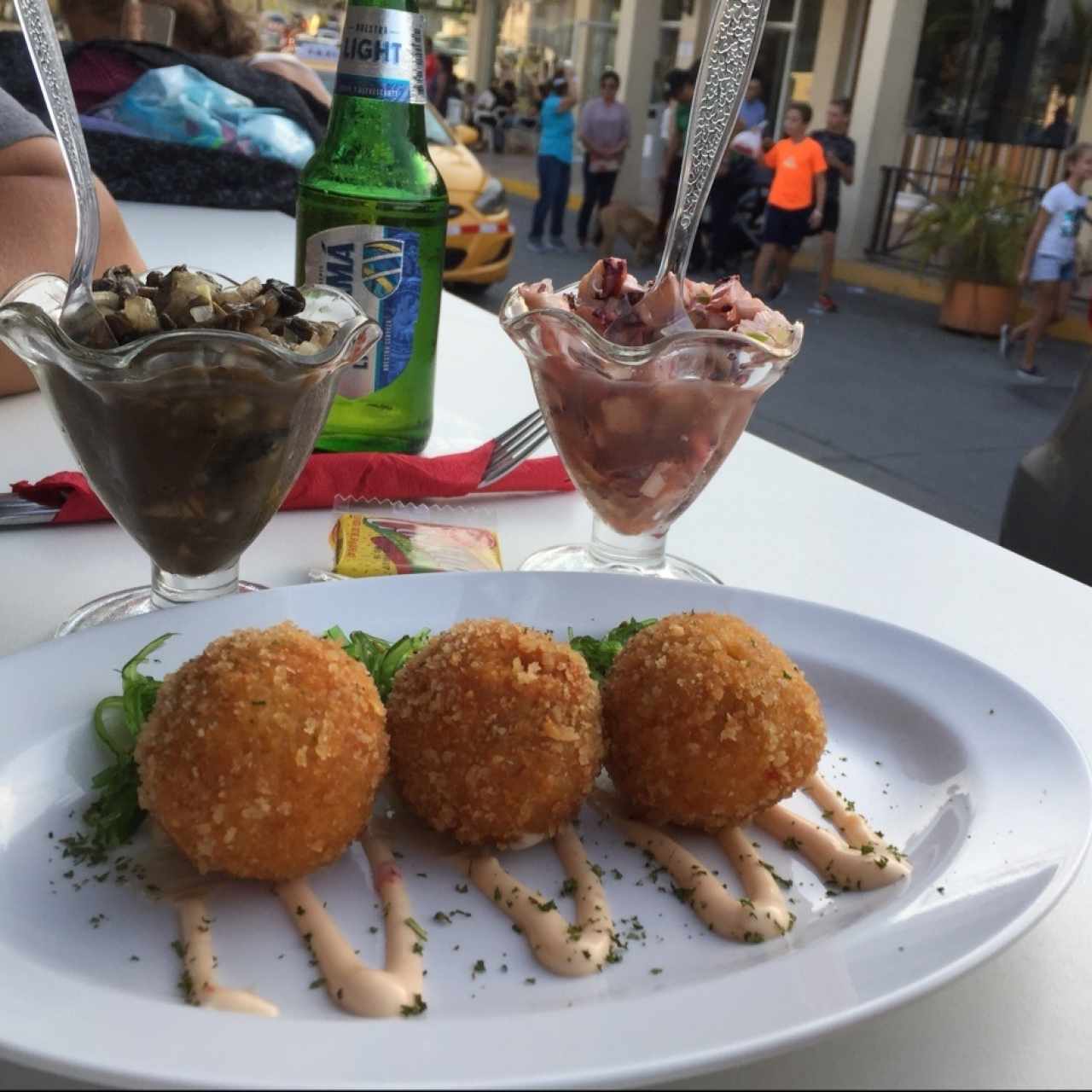 ceviche de pulpo y de concha negra. Bolitas de cangrejo 