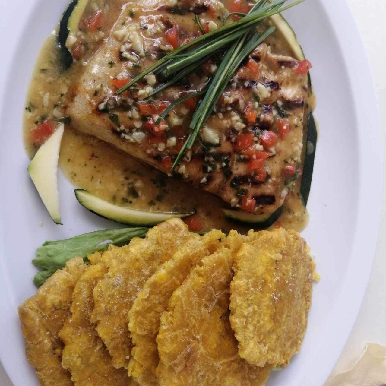 Corvina al ajillo con patacones