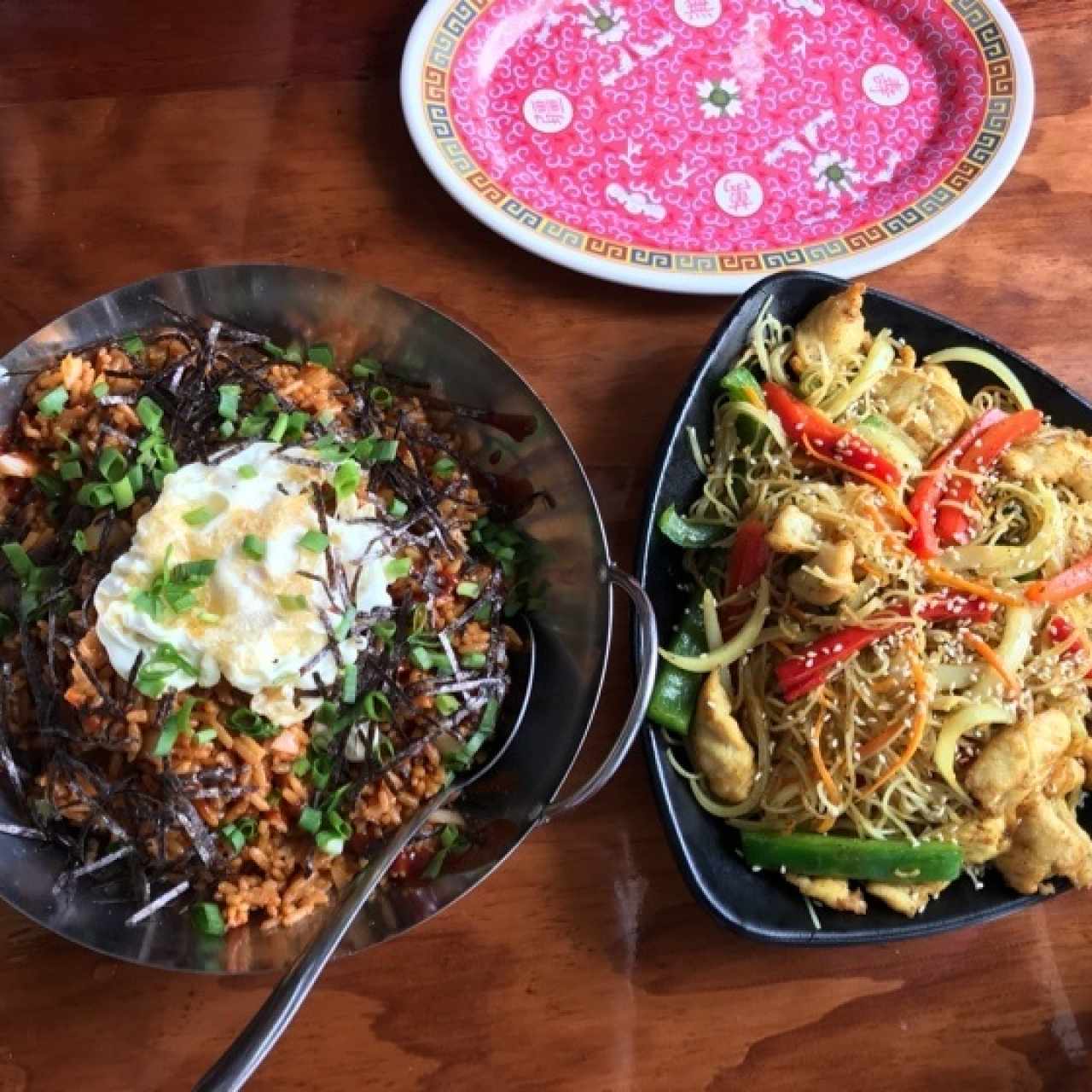 Kimchi fried rice (izq.) Singapur noodle (der.) 