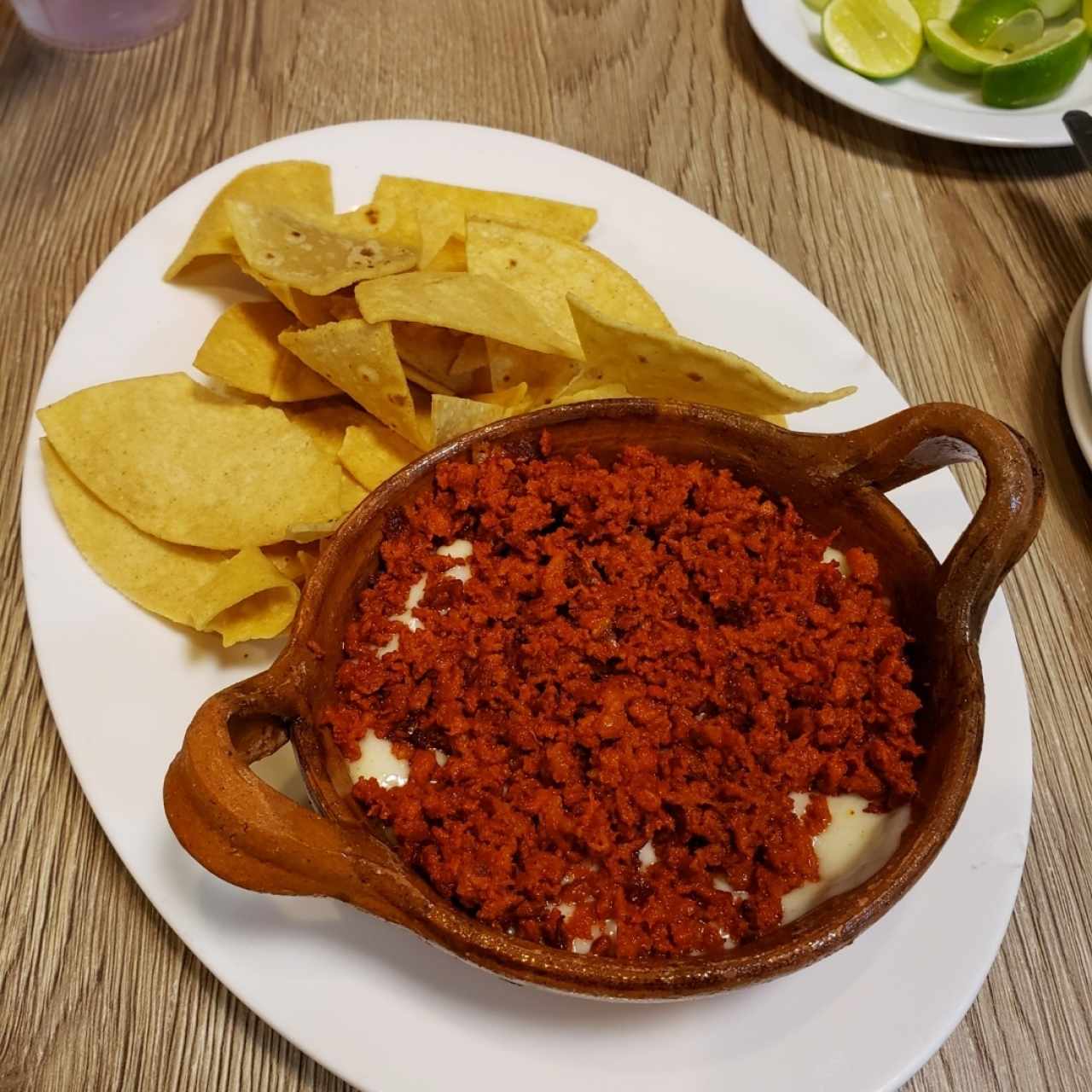 Queso fundido con chorizo