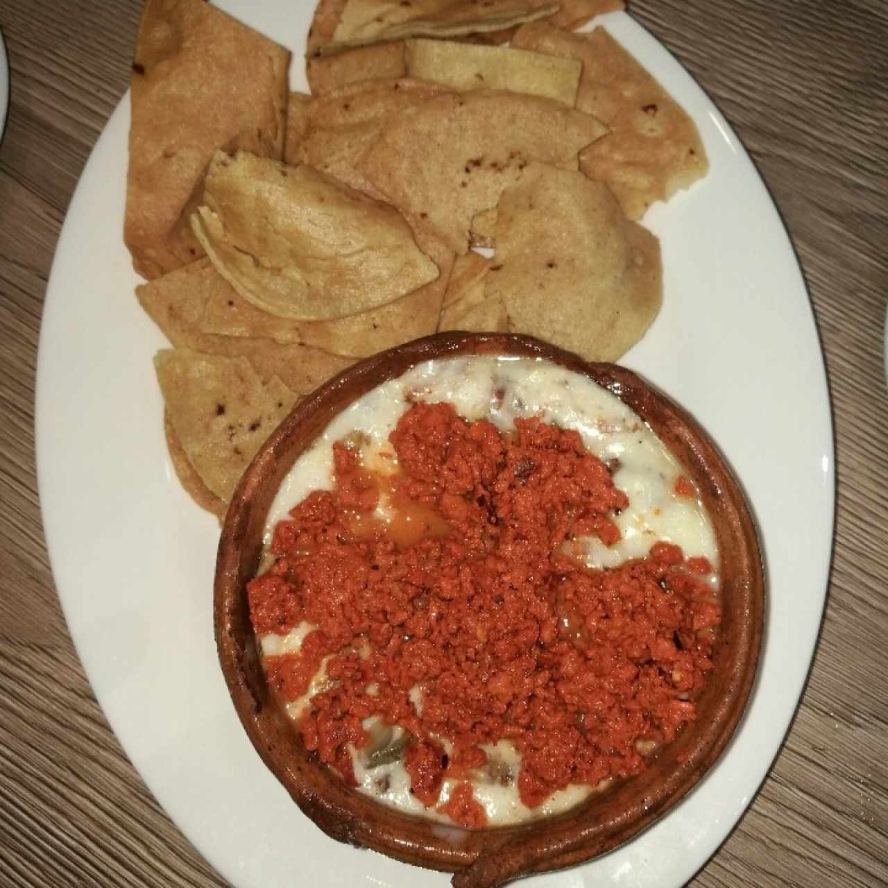 queso fundido con chorizo 