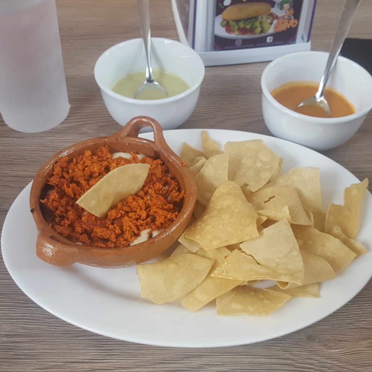 queso fundido con chorizo