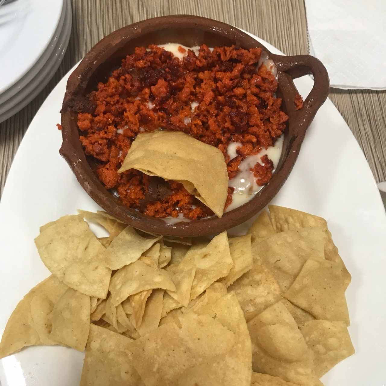 queso fundido con chorizo