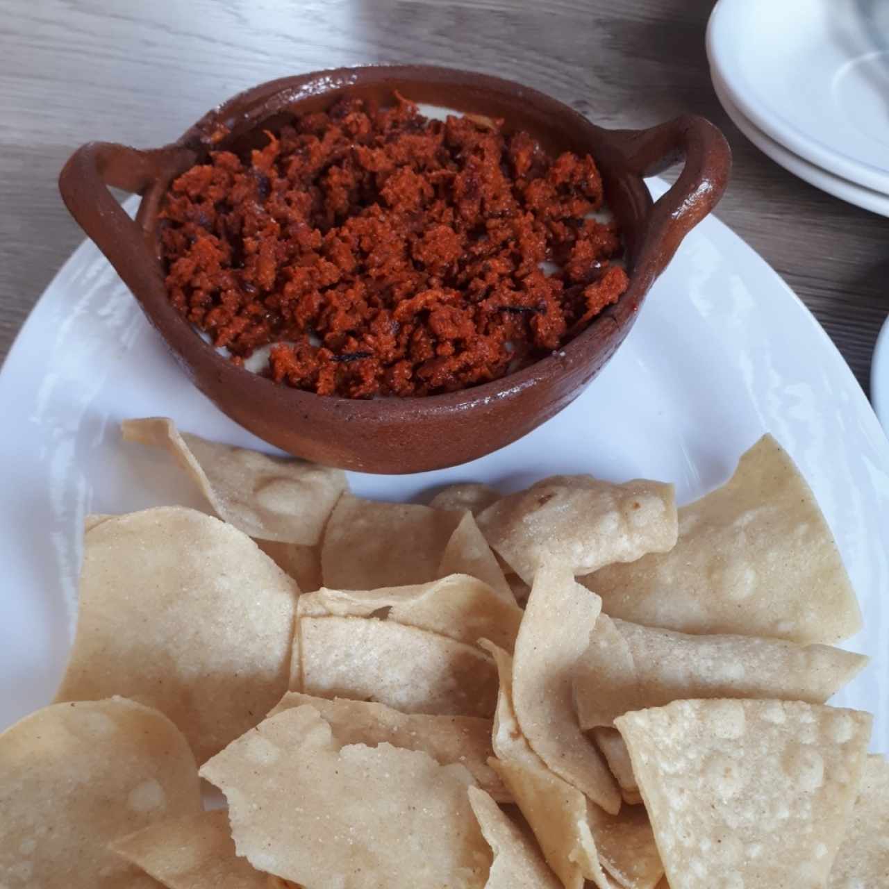 Queso fundido con chorizo