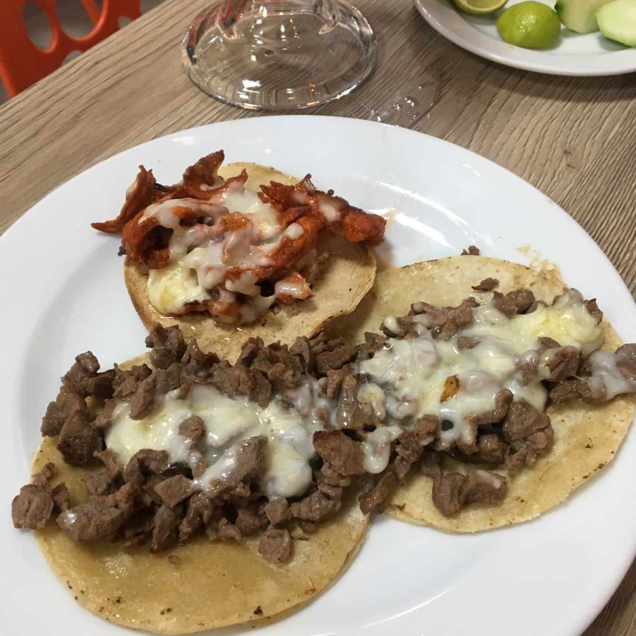 volcán de pastor y tacos de bistec con queso