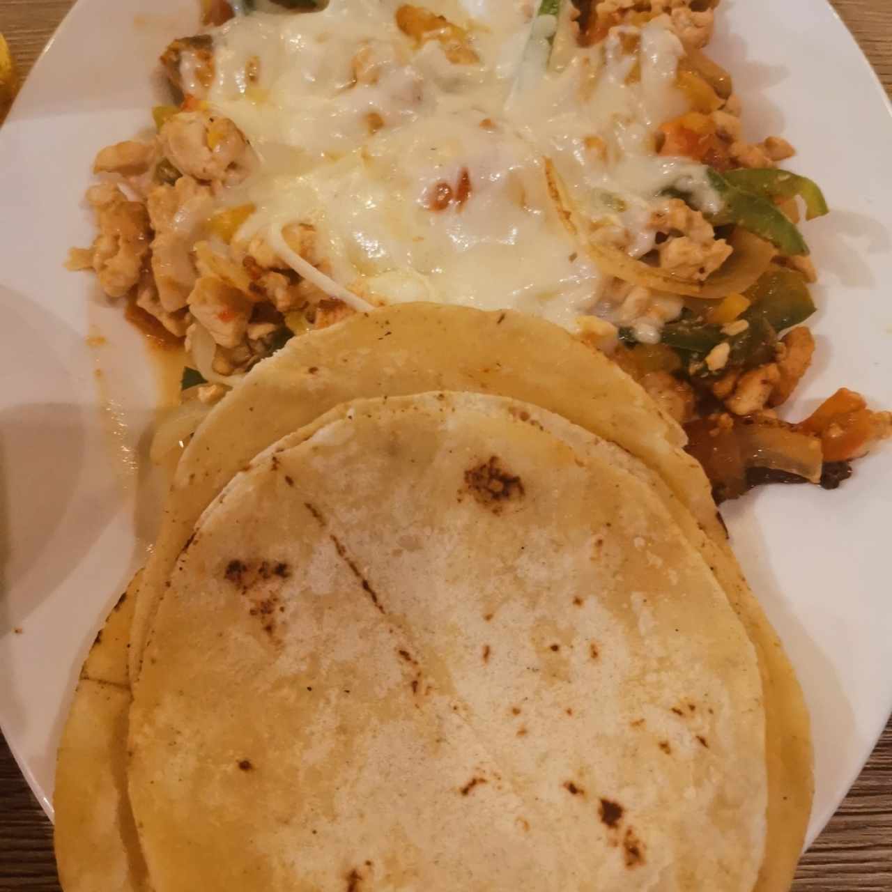 alambre de pollo con tortillas de harina