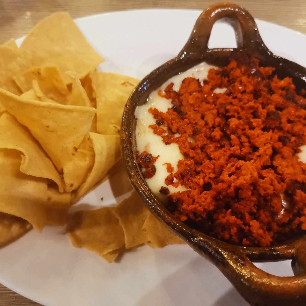 queso fundido con chorizo y totopos