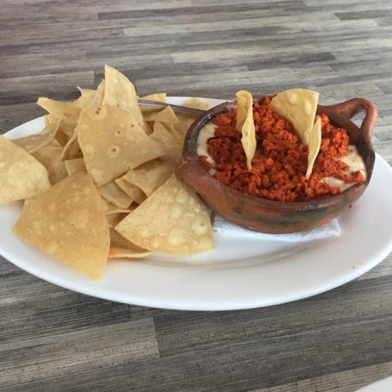 Queso Fundido Con Chorizo y Totopos