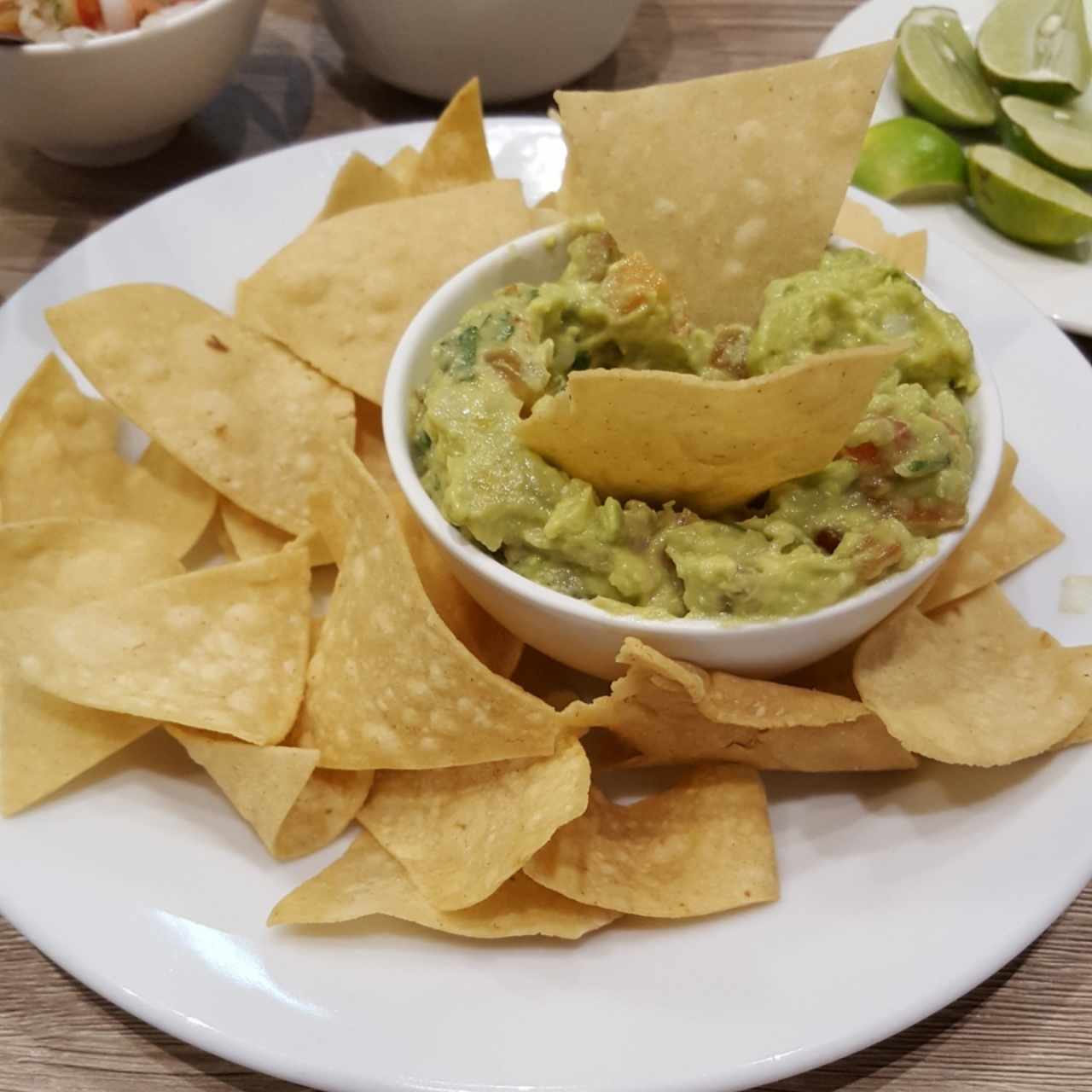 Guacamole con totopos