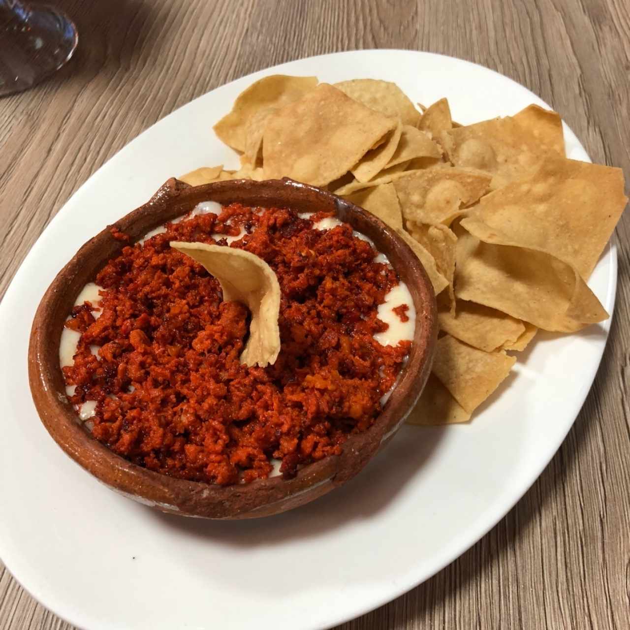 Queso fundido con chorizo