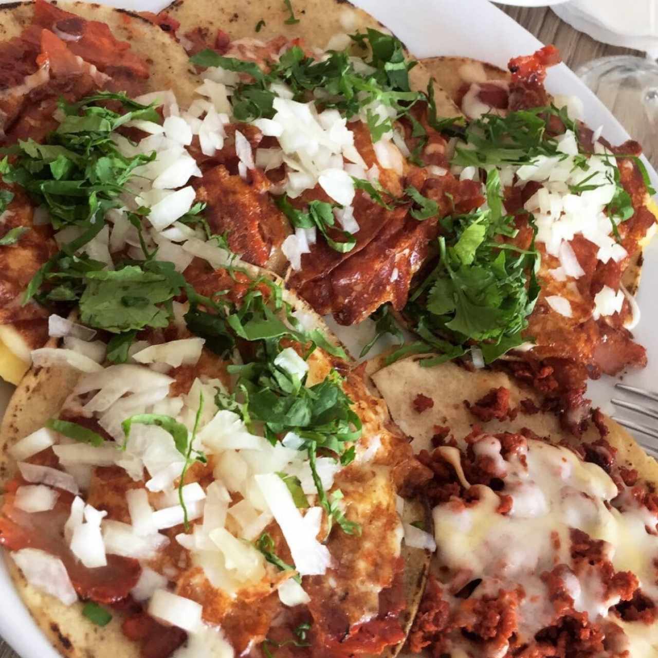 tacos al pastor y de chorizo con queso