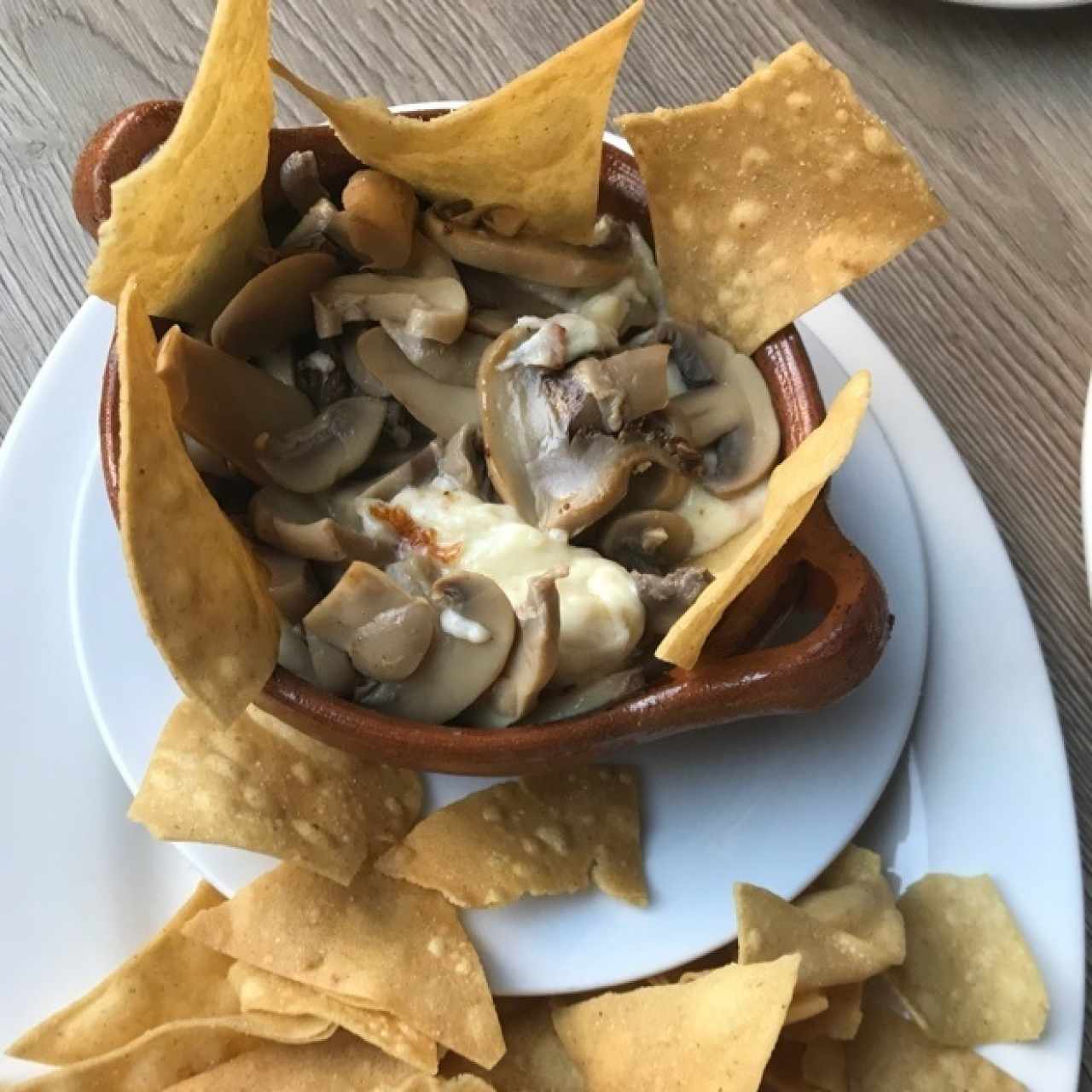 Queso fundido con champiñones 