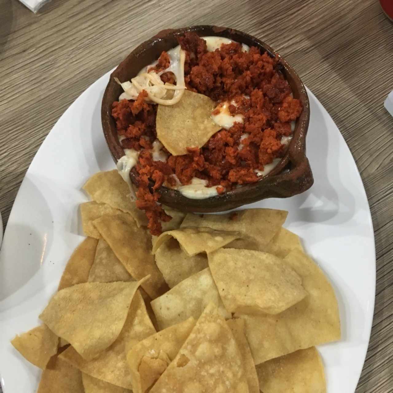 queso fundido con chorizo