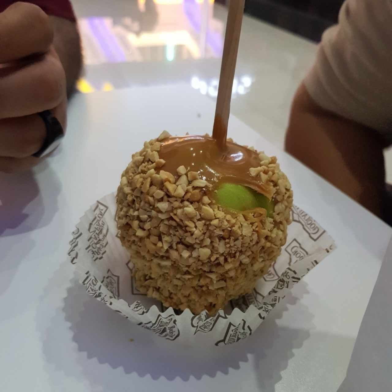 manzana cubierta de caramelo y maní