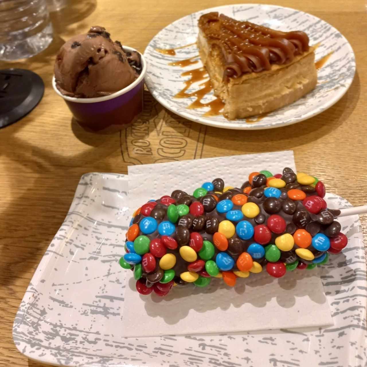 cheescake de dulce de leche, helado de chocolate con galleta oreo, paleta de malva cubierta de chocolate y m&m