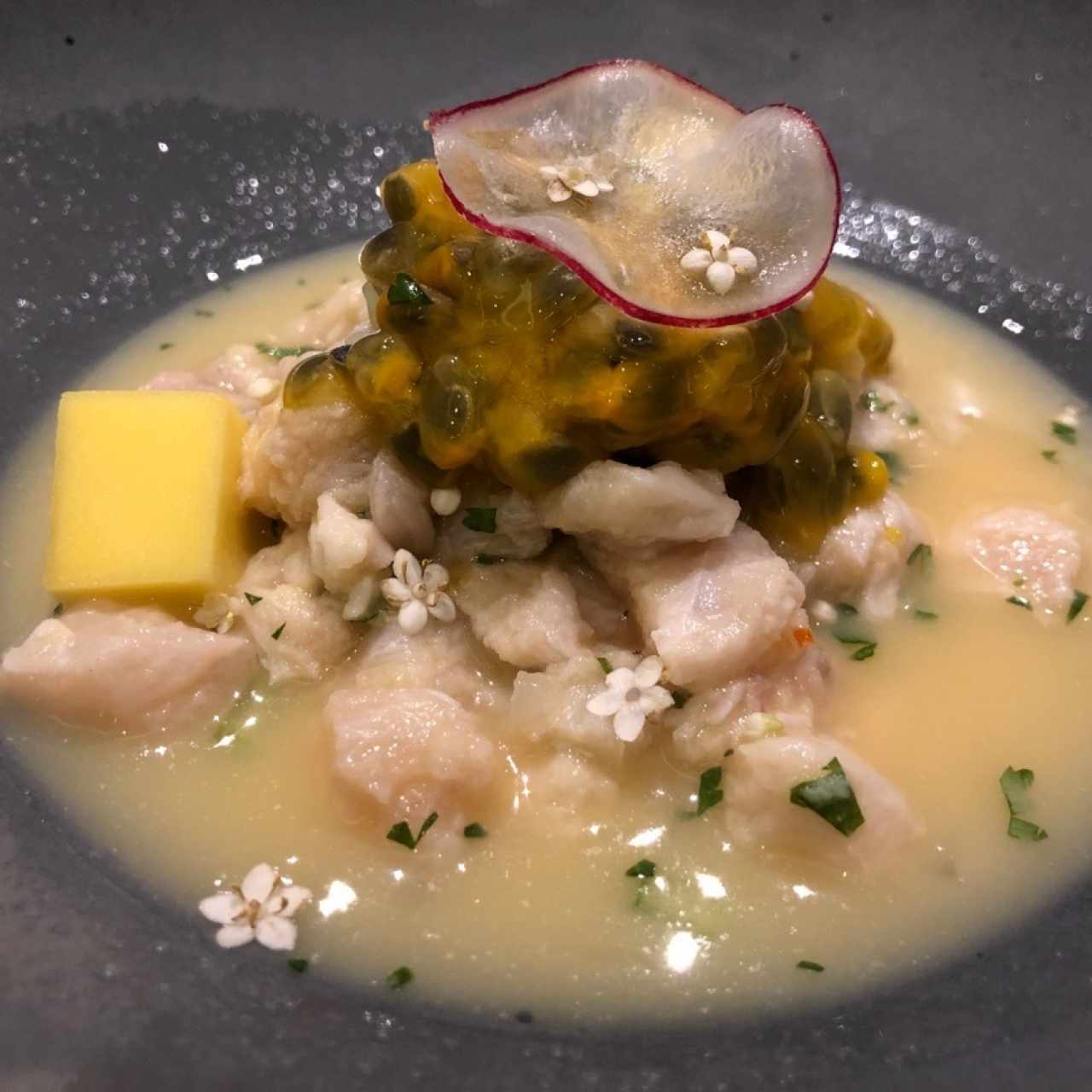 Ceviche de pescado con salsa de maracuyá 