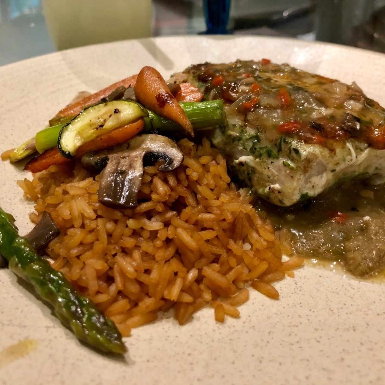 Corvina al ajillo con arroz y espárragos 