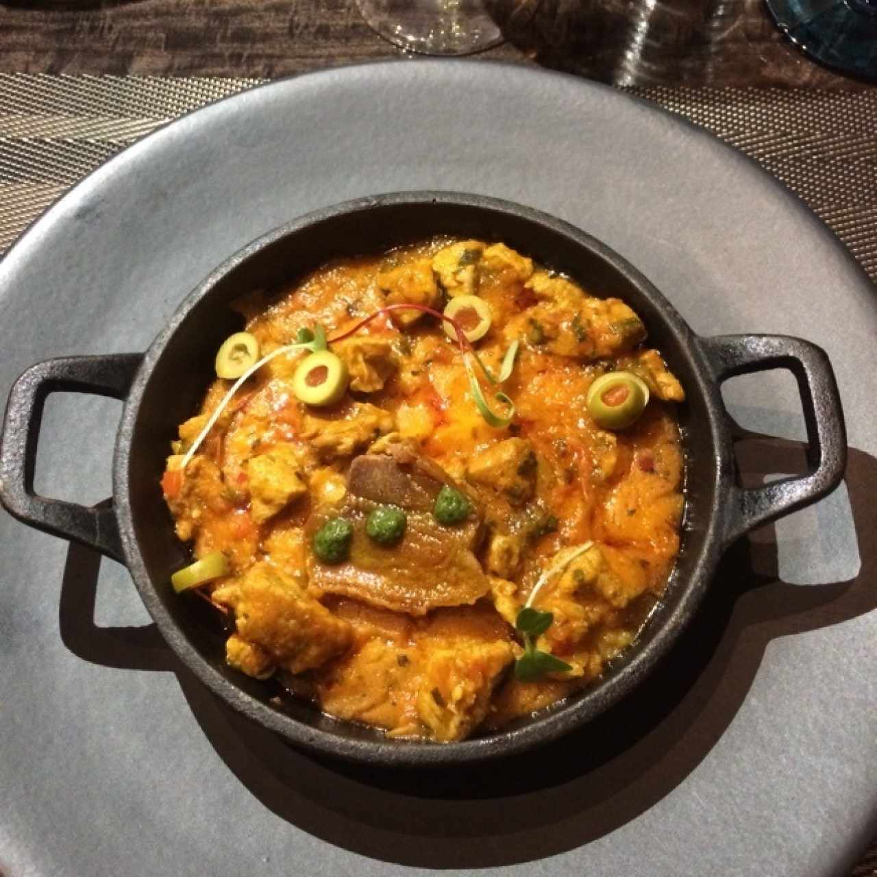 chicharrón de cerdo y cremoso tamal de olla