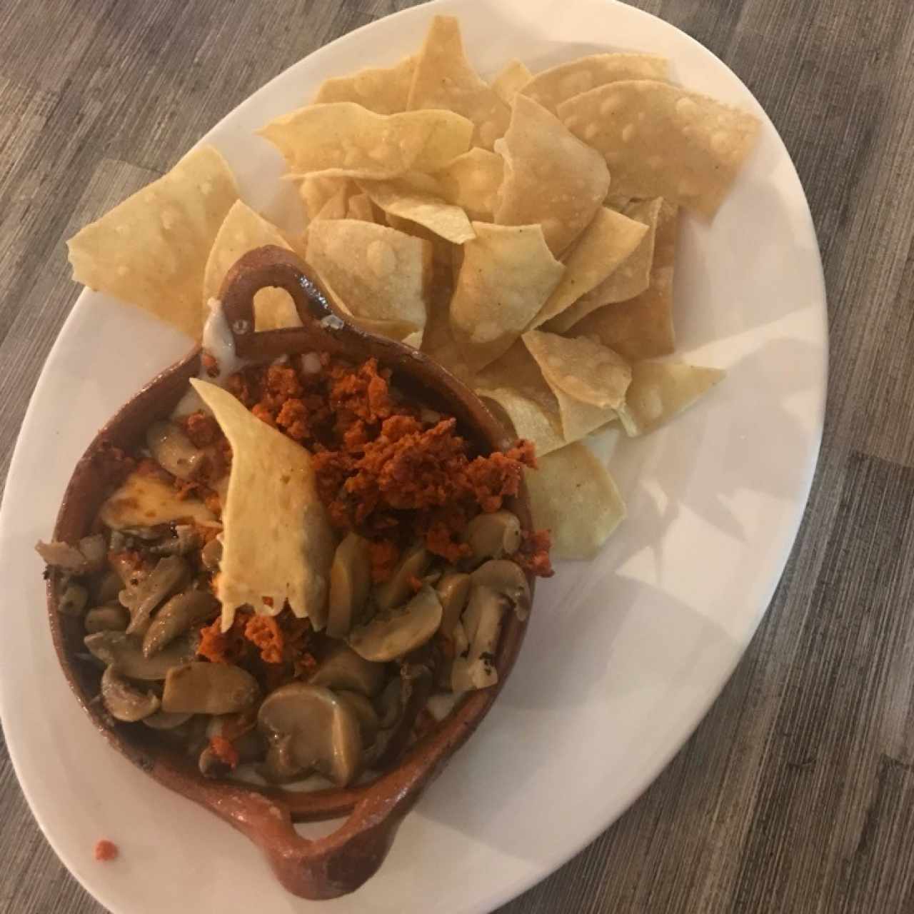 Queso derretido con chorizo y hongos. 