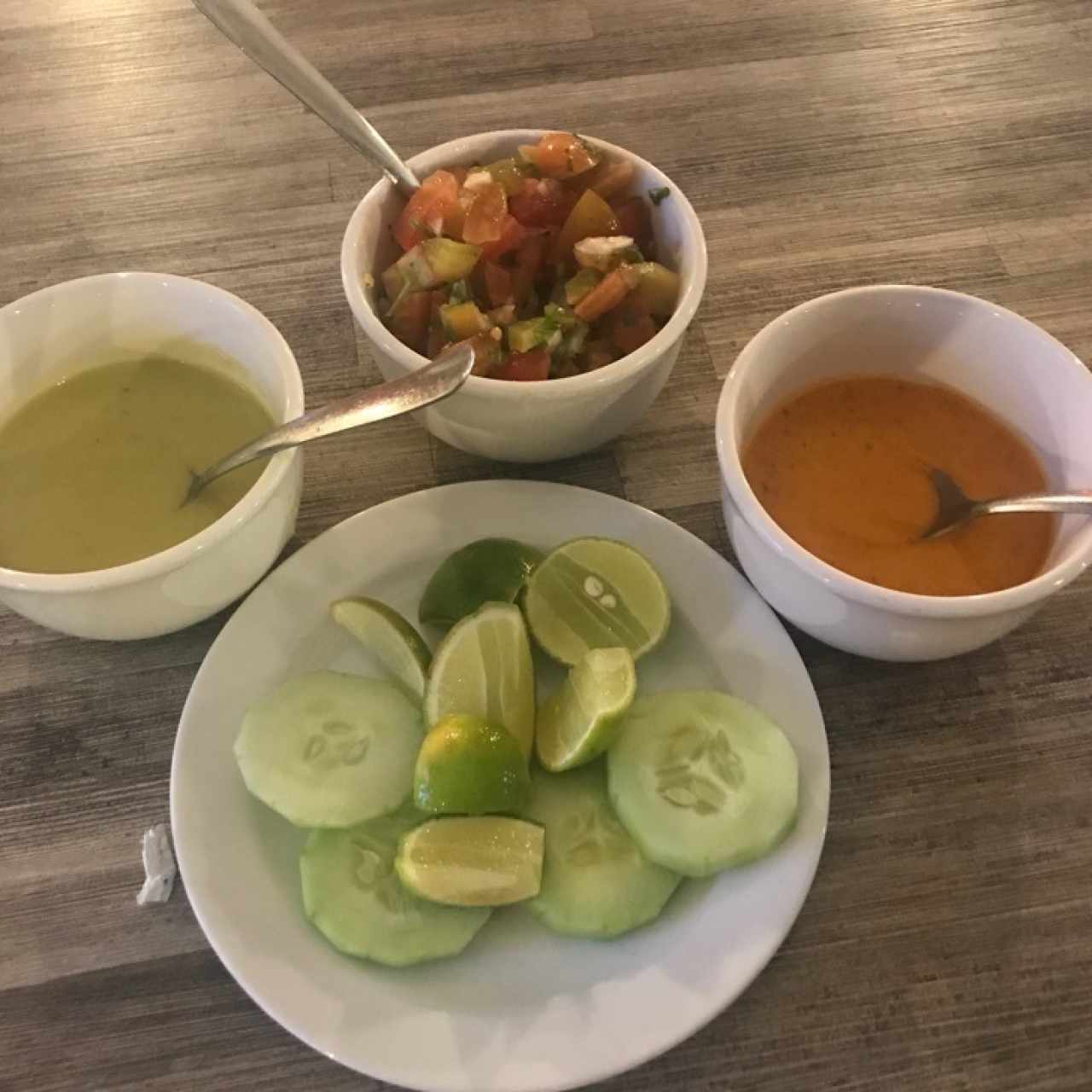 picantes y ensalada para acompañar los tacos 