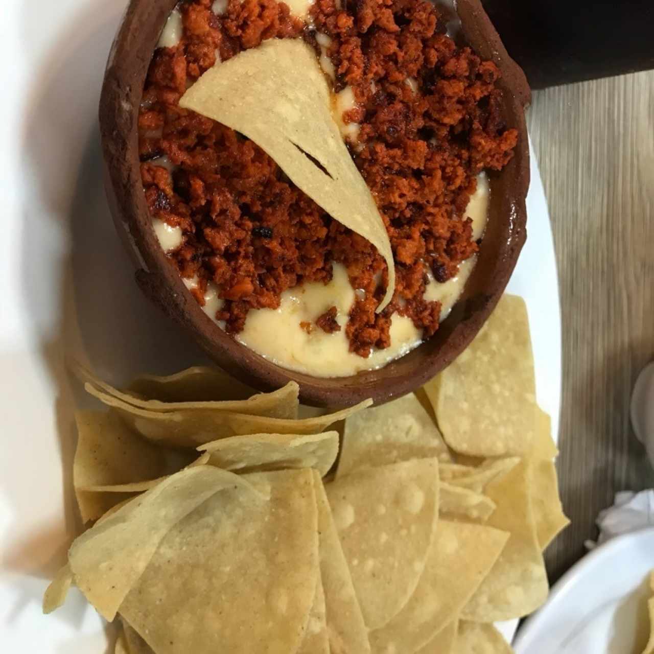 queso fundido con chorizo 