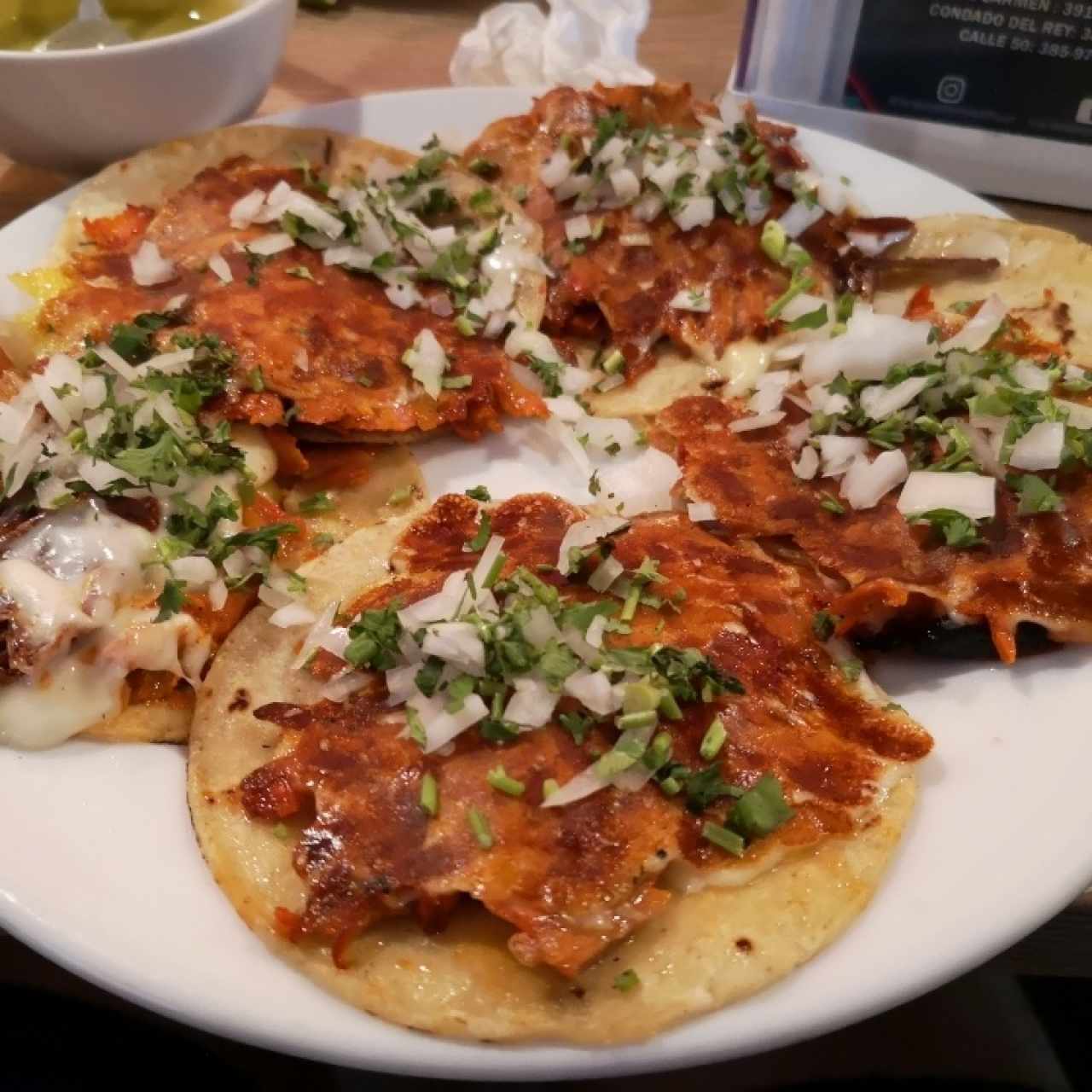 Tacos al pastor en tortilla de maíz con queso