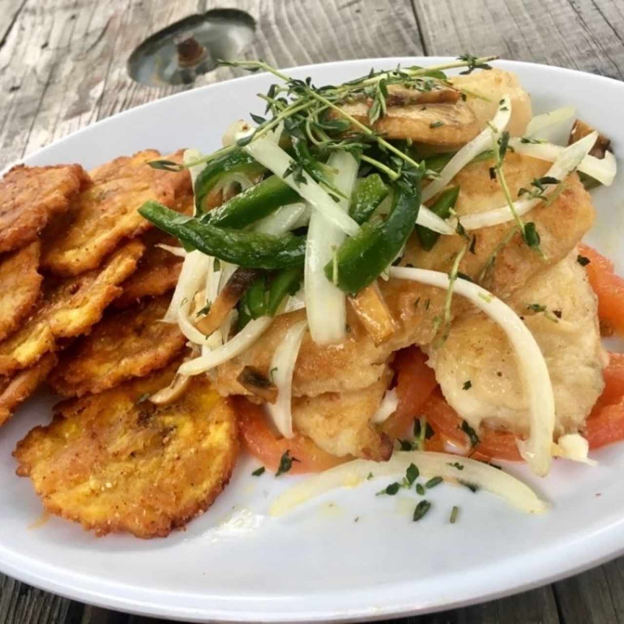 filete de pescado con tomate escalfado