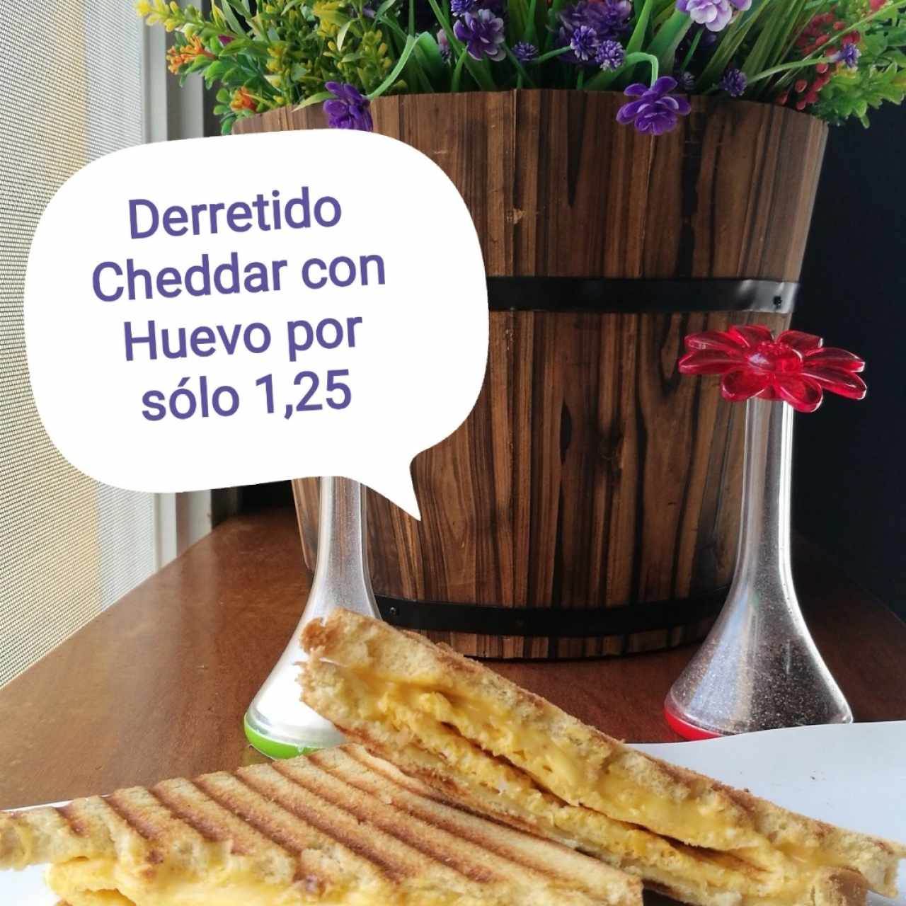 Derretido Cheddar con Huevo