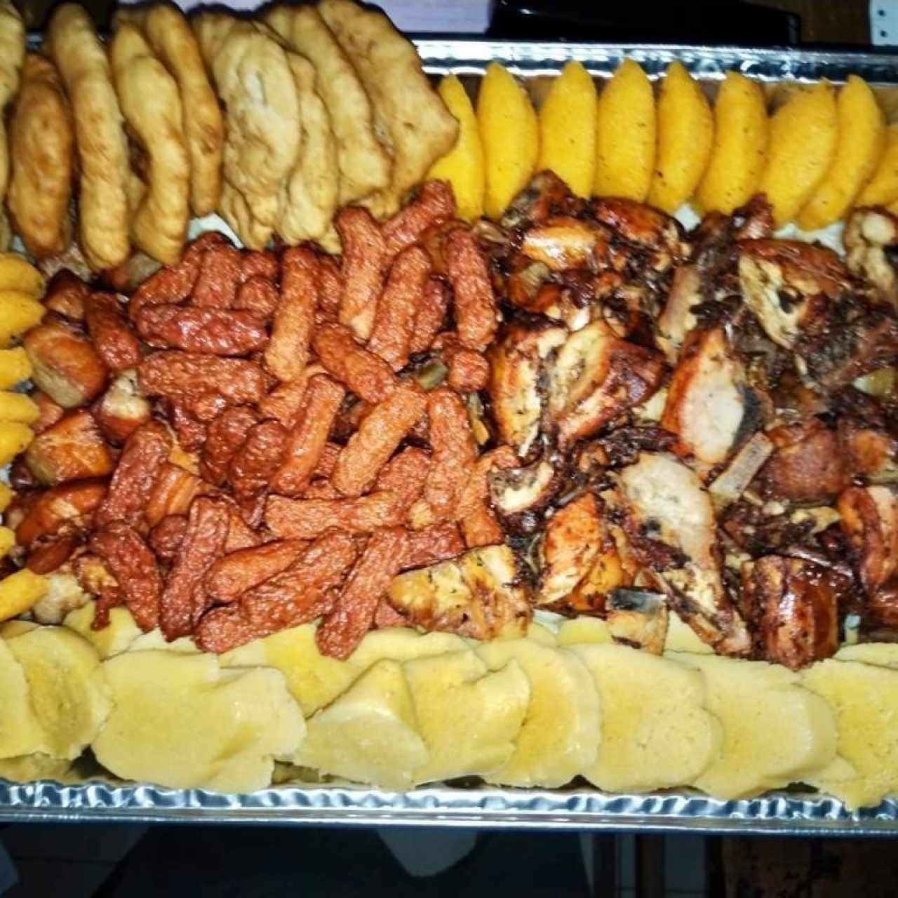 BANDEJA DE FRITURAS PANAMEÑAS (Lechonas, Costillitas, Chorizos Cocteleros Pollos, Empanadas, Hojalditas, Bollos, Tortillas y Yucas)