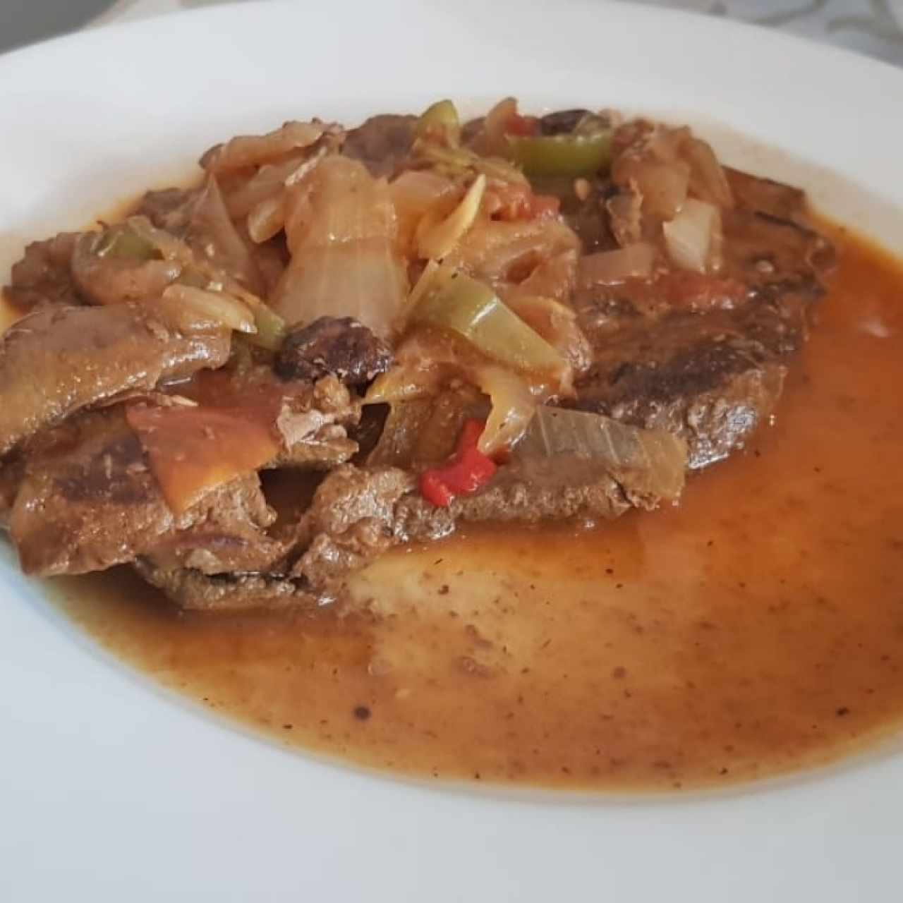 bistec de higado encebollado