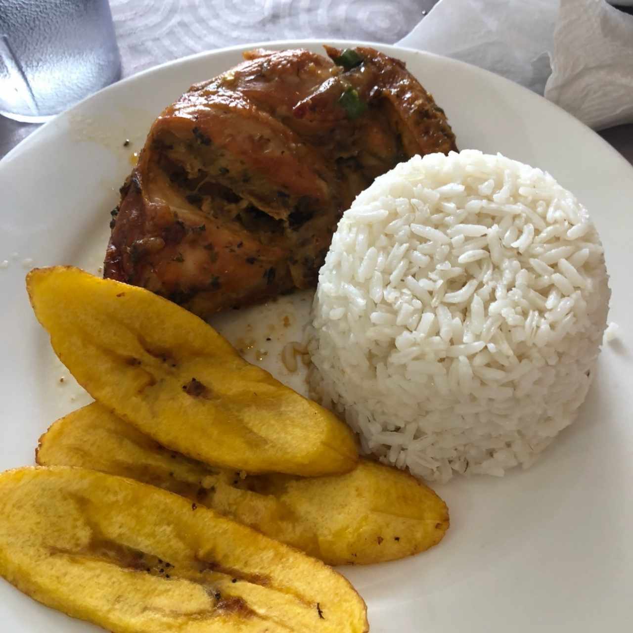 Pollo al Horno con arroz y tajadas