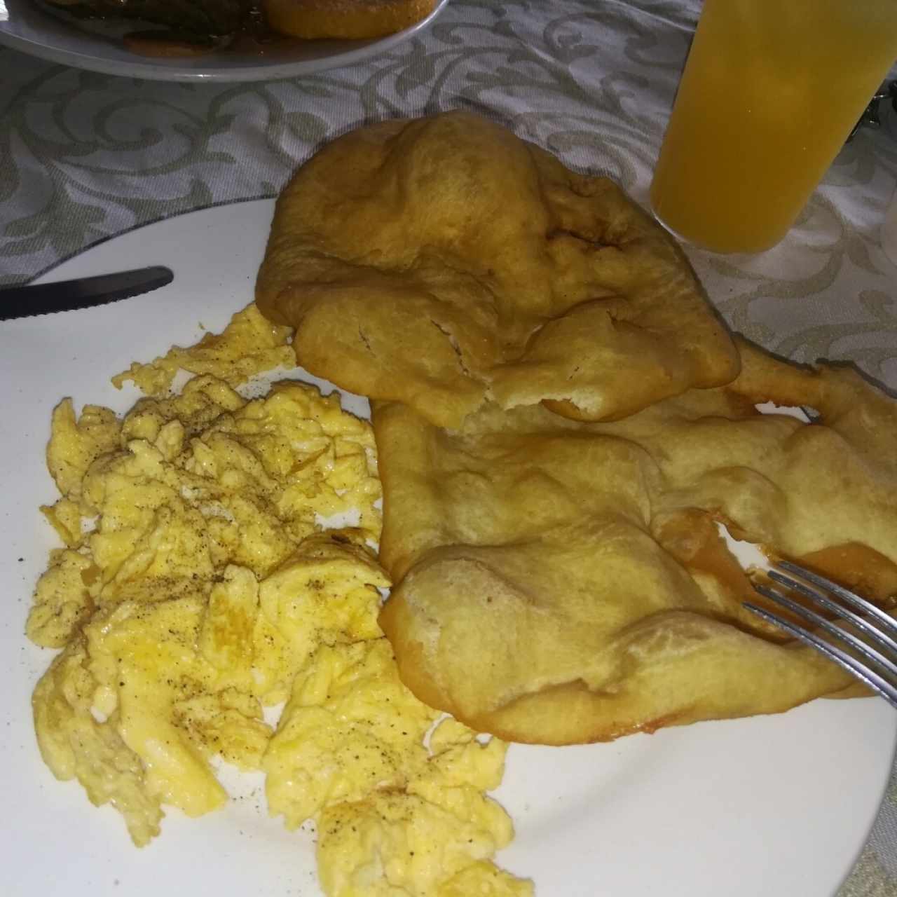 Huevos revueltos solos con hojaldre