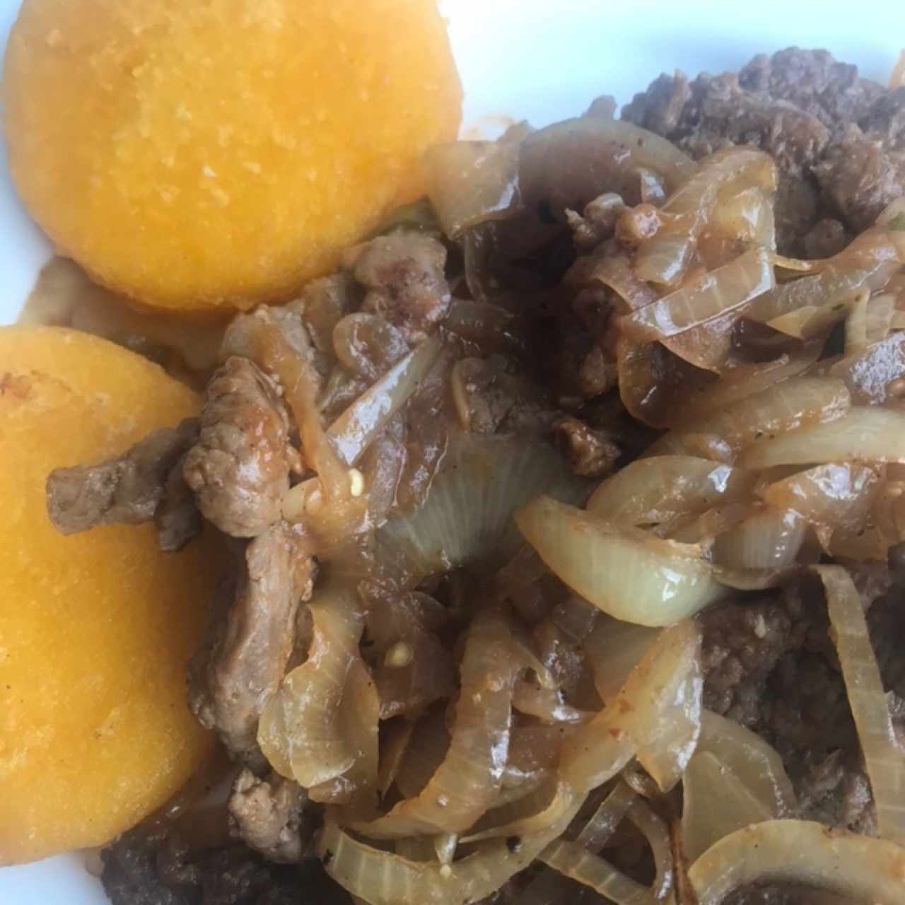 Bistec encebollado con tortillas 