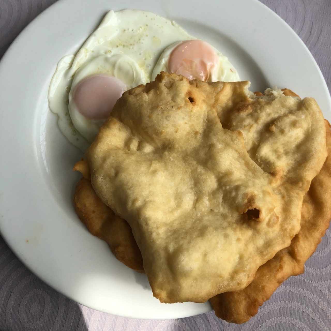 hojaldra y huevo frito