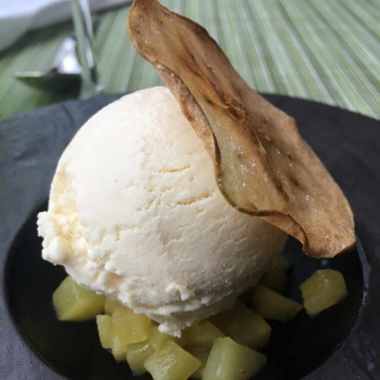 HELADO DE QUESO COMTE, texturas de manzanas, piñones y azafrán.