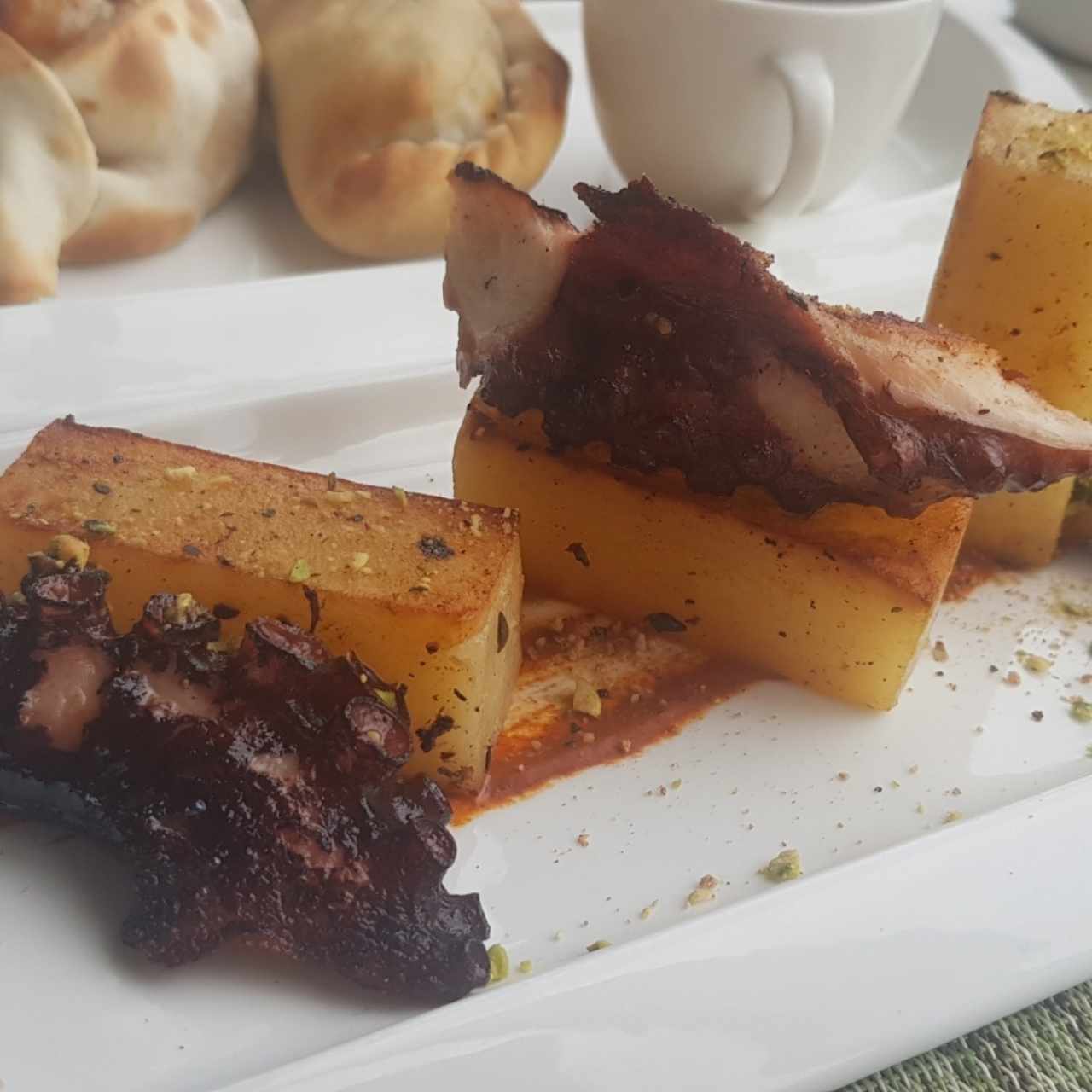 PULPO A LA LEÑA CON EMULSIÓN DE PIMENTONES ROJOS Y PAPAS TIERNAS