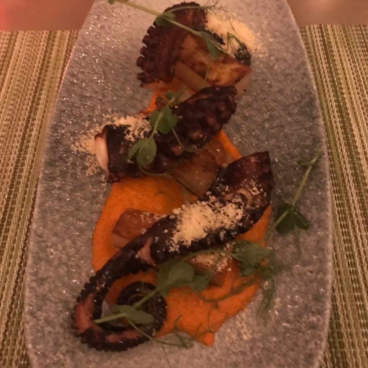 PULPO A LA LEÑA CON EMULSIÓN DE PIMENTONES ROJOS Y PAPAS TIERNAS