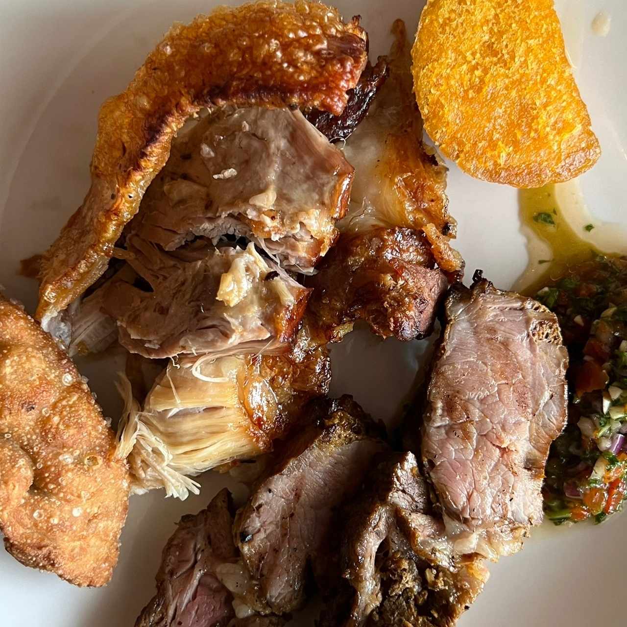 Carnes, puerco, chicharron y empanada