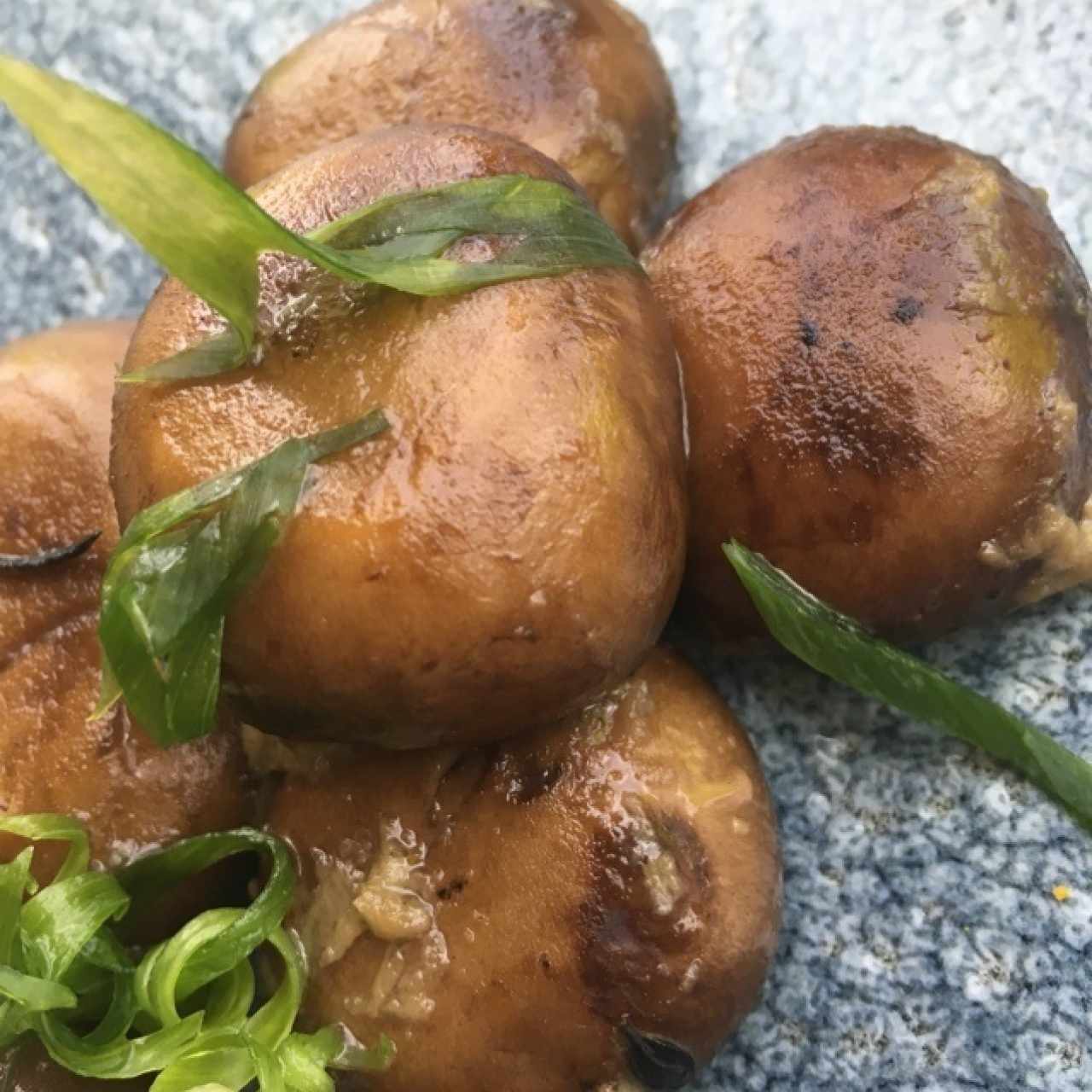 Champiñones al balsámico Sautéed mushromms with balsamic