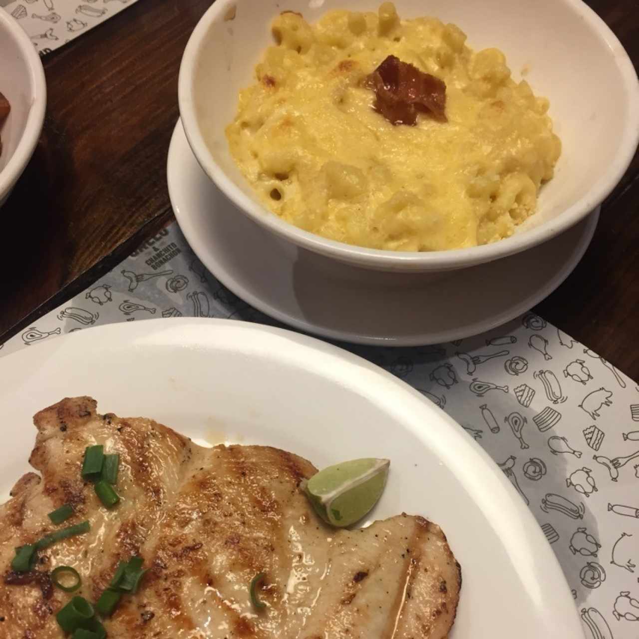 Pechuga de pollo a la plancha y una orden de Mac&Cheese