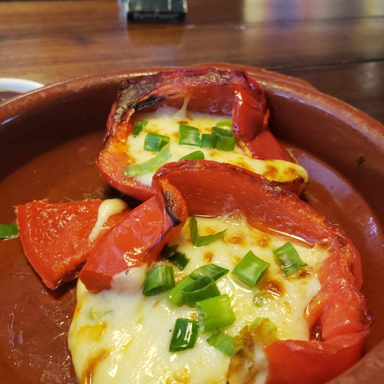 Pimiento morrón con queso y cebollín