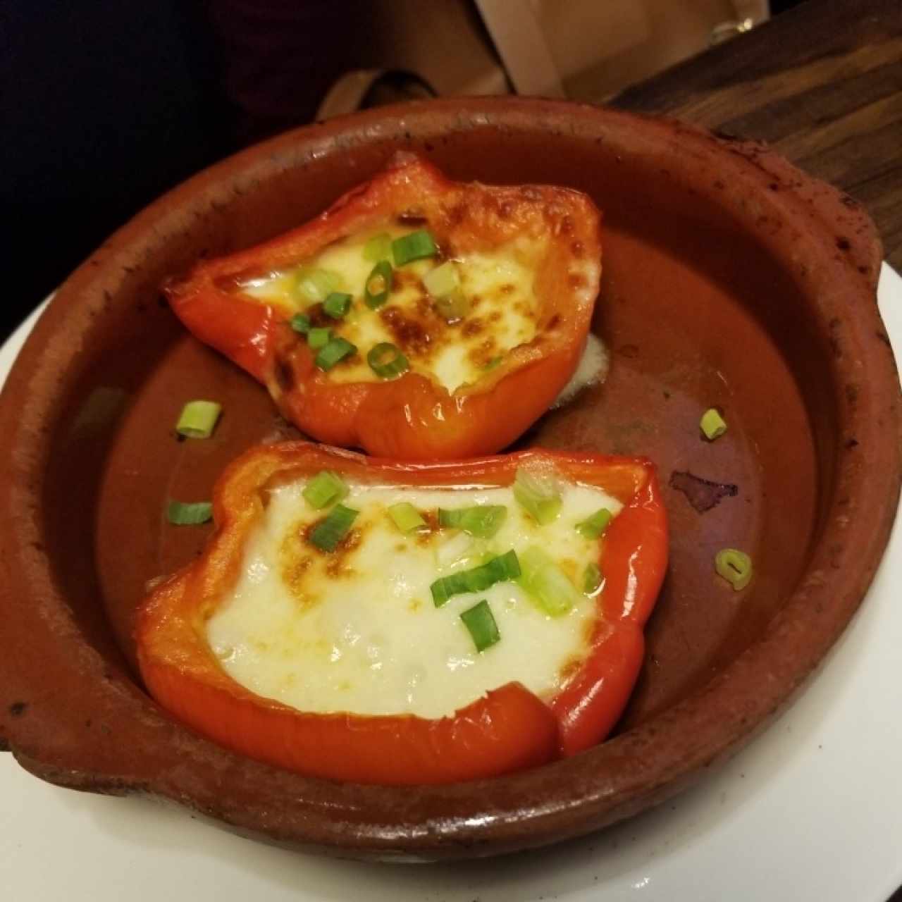 Pimiento morrón con queso y cebollín