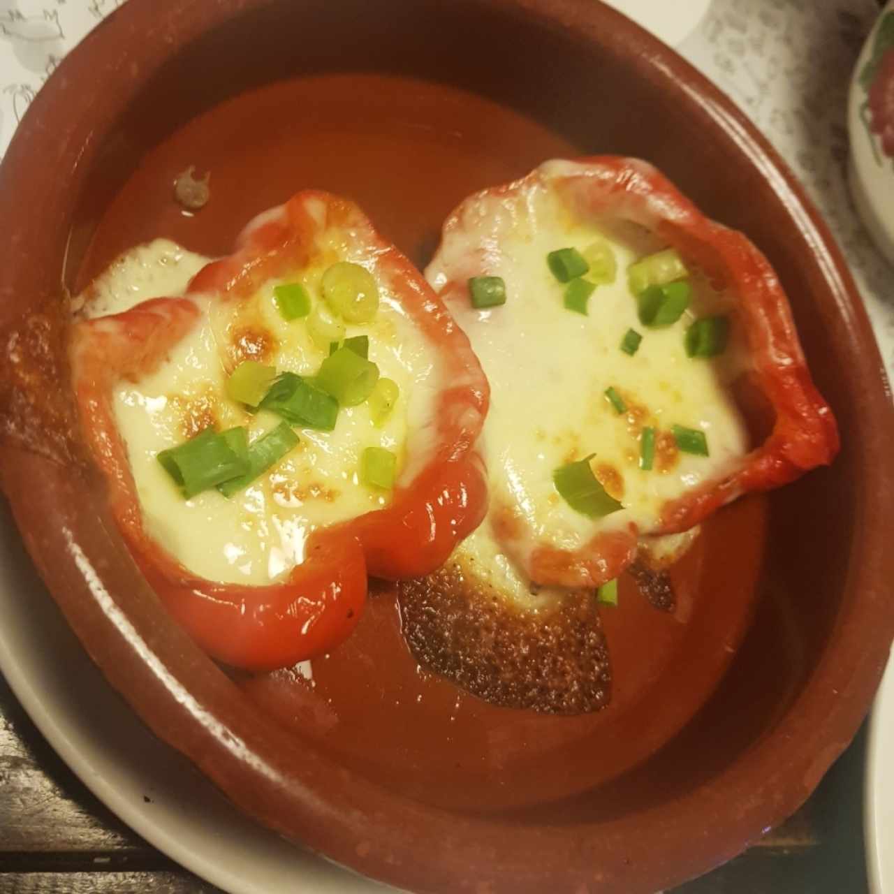 Pimiento morrón con queso y cebollín