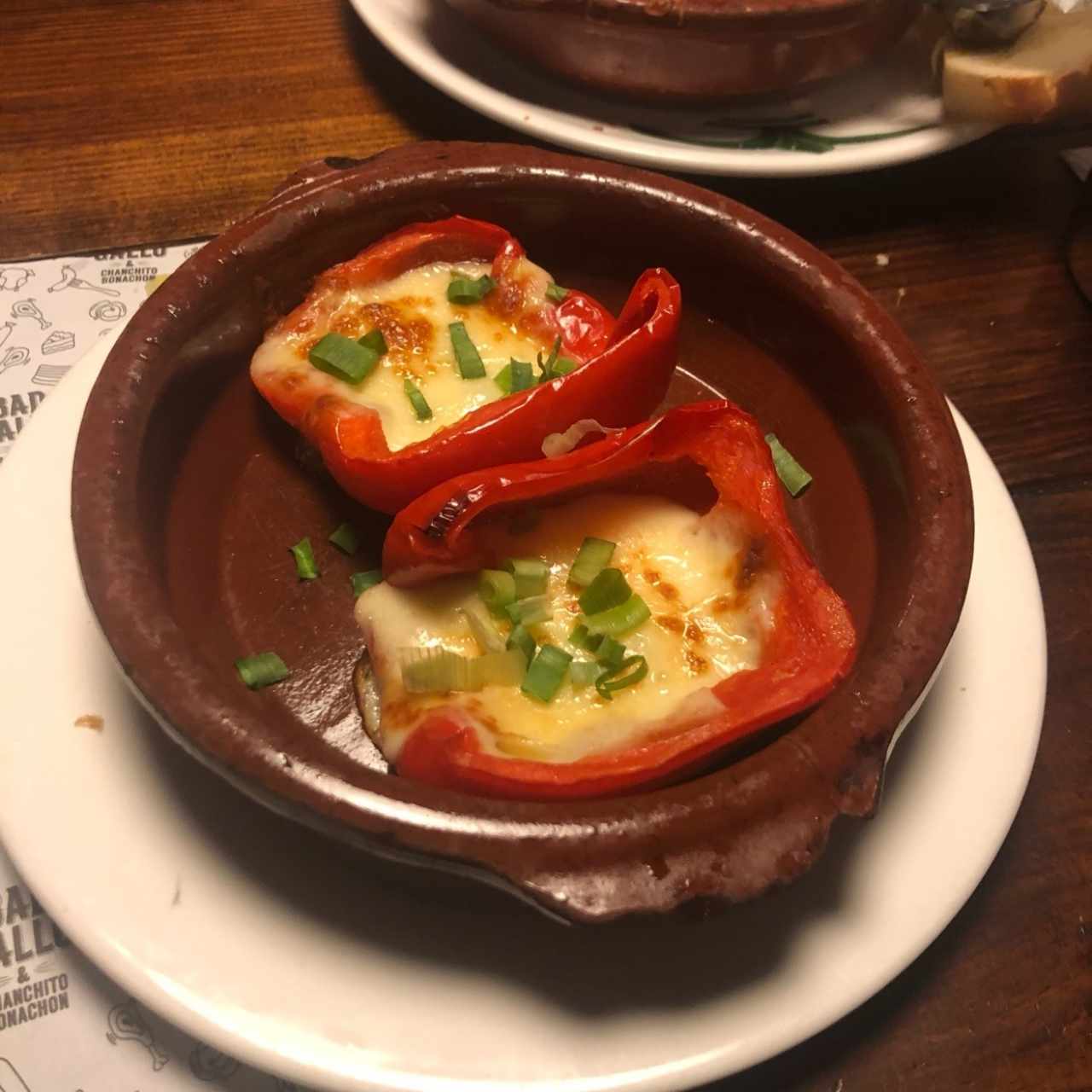 Pimiento morrón con queso y cebollín