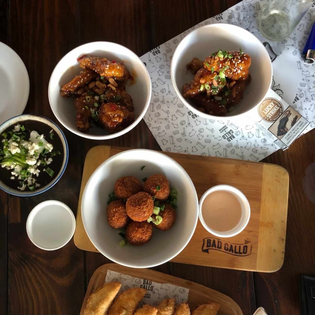 Wings, frijoles, croquetas y empanadas