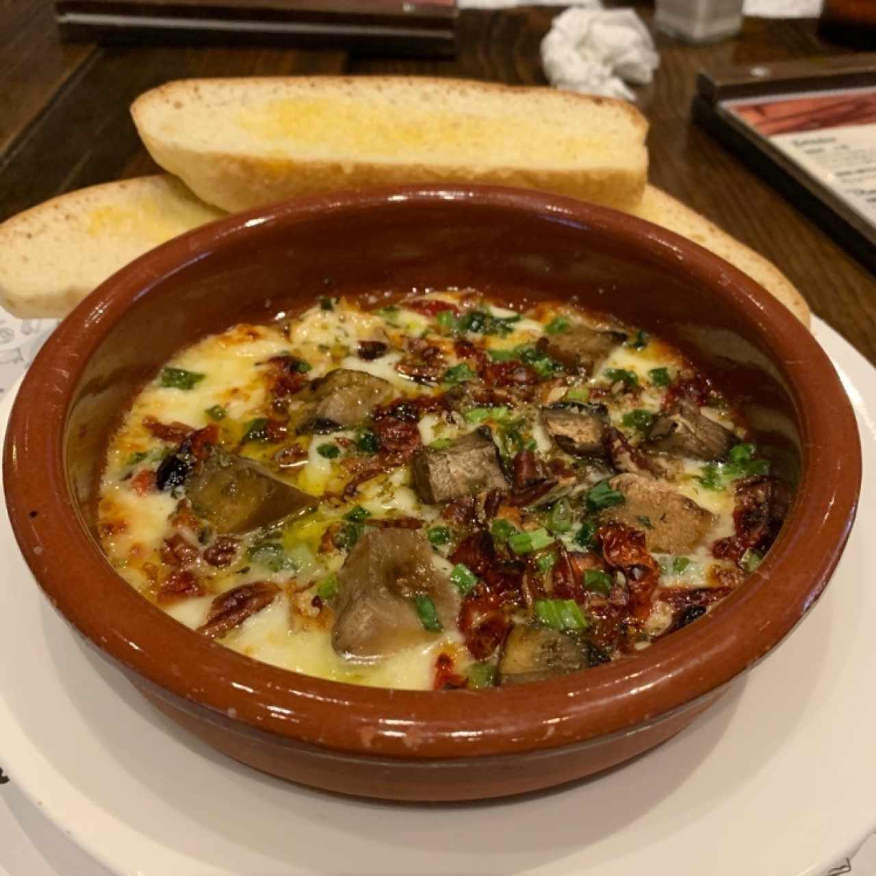 queso fundido con champiñones