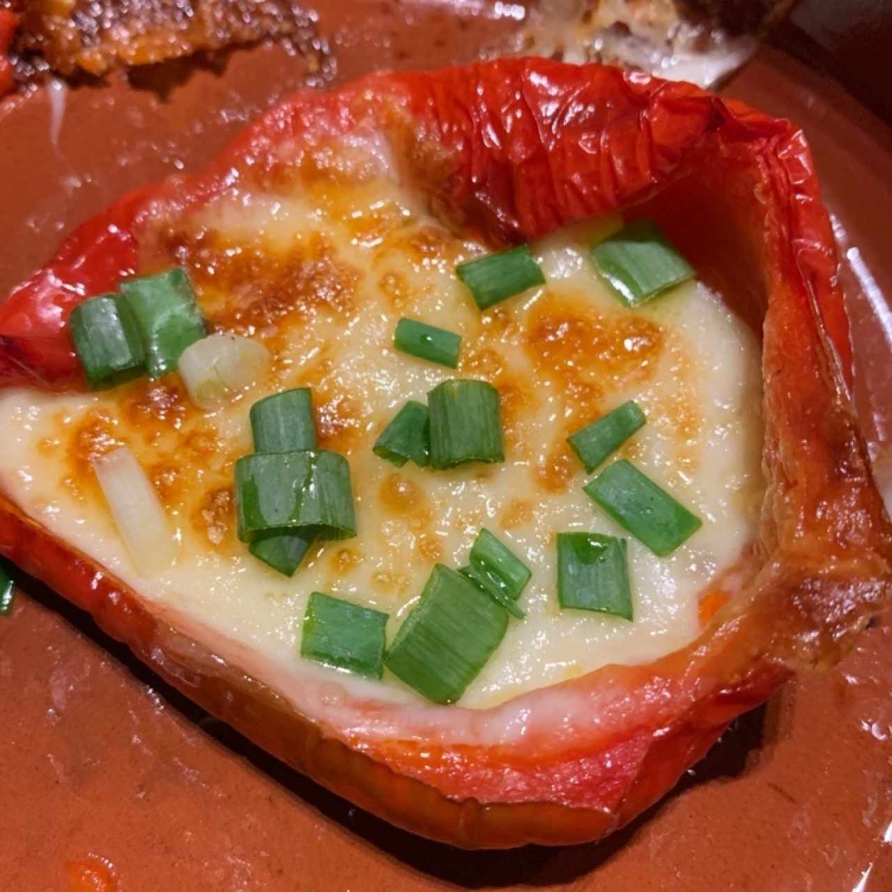 Pimiento morrón con queso y cebollín