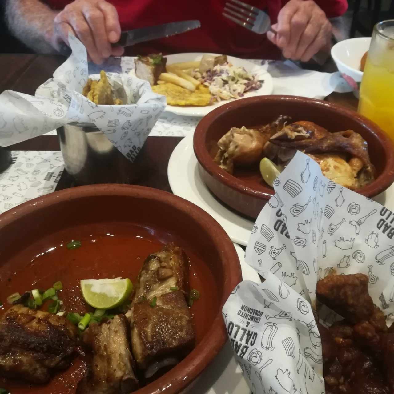 Cerdo frito con tamarindo & costillas asadas