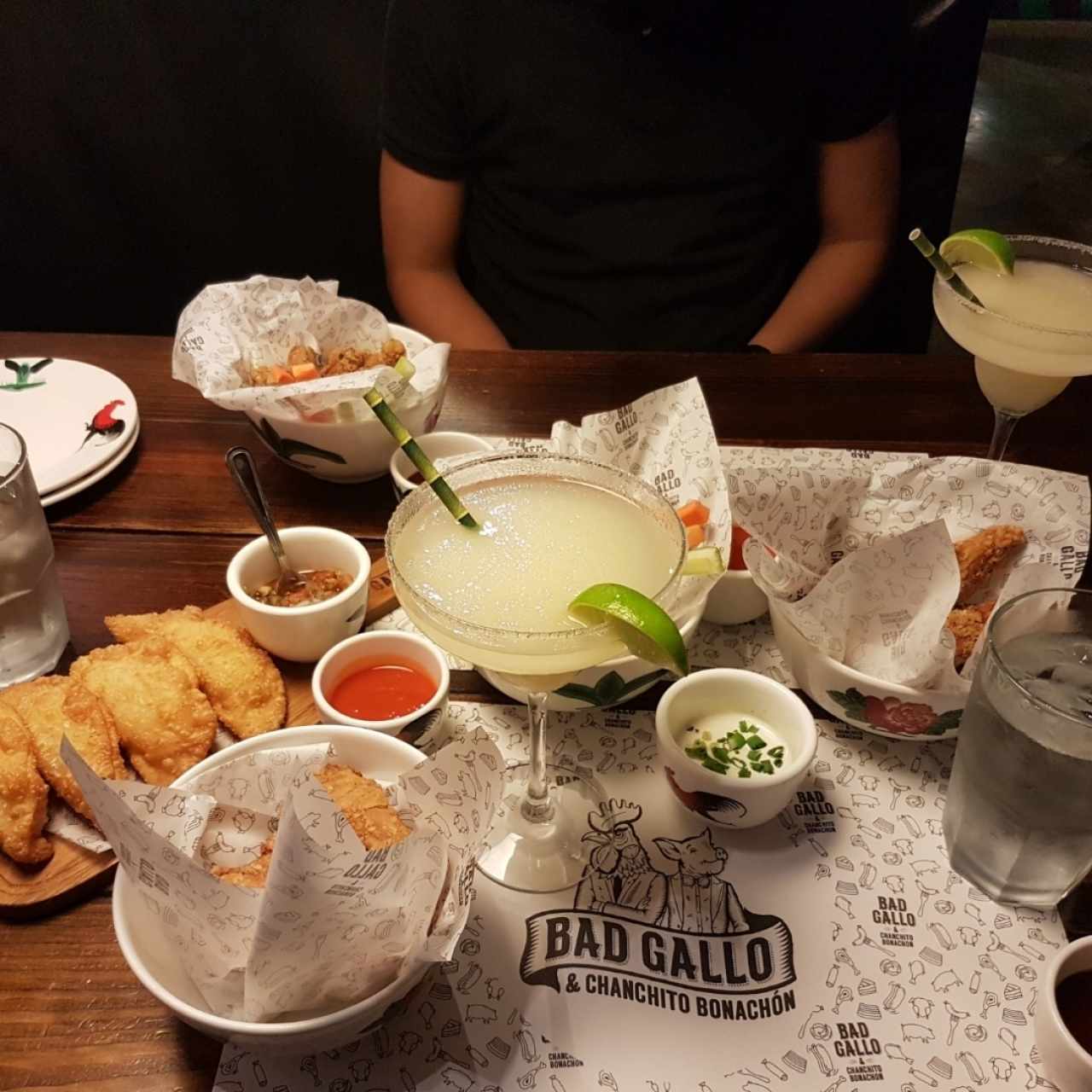 Empanadas de queso fritas, Margarita de limón y alitas