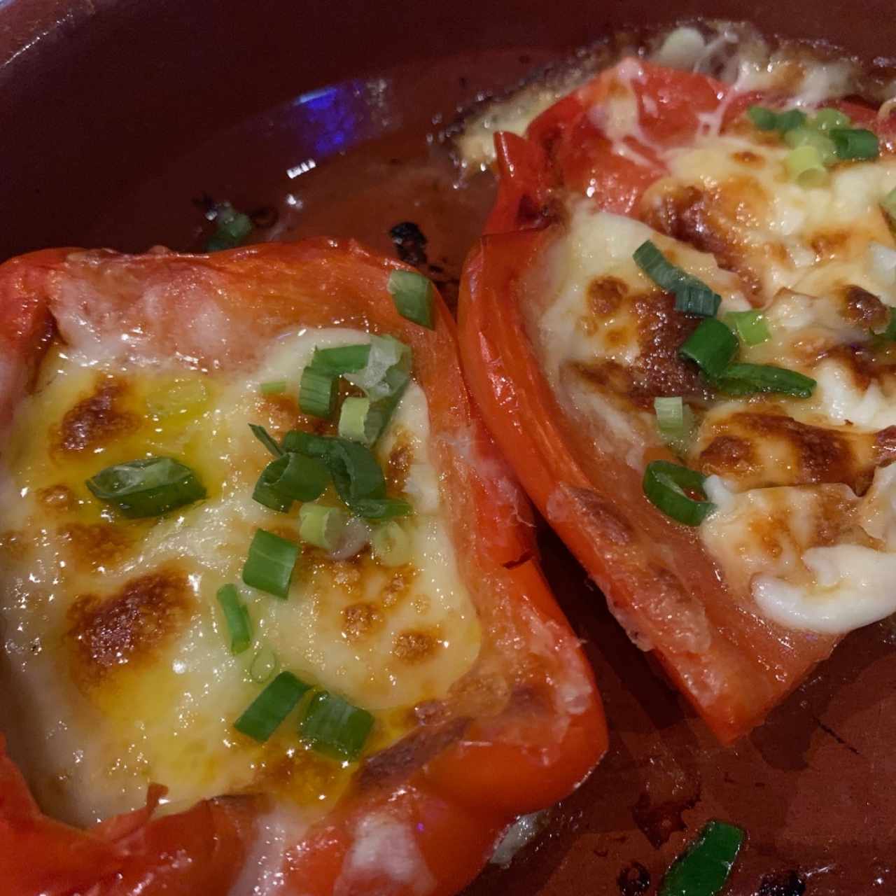 Pimiento morrón con queso y cebollín